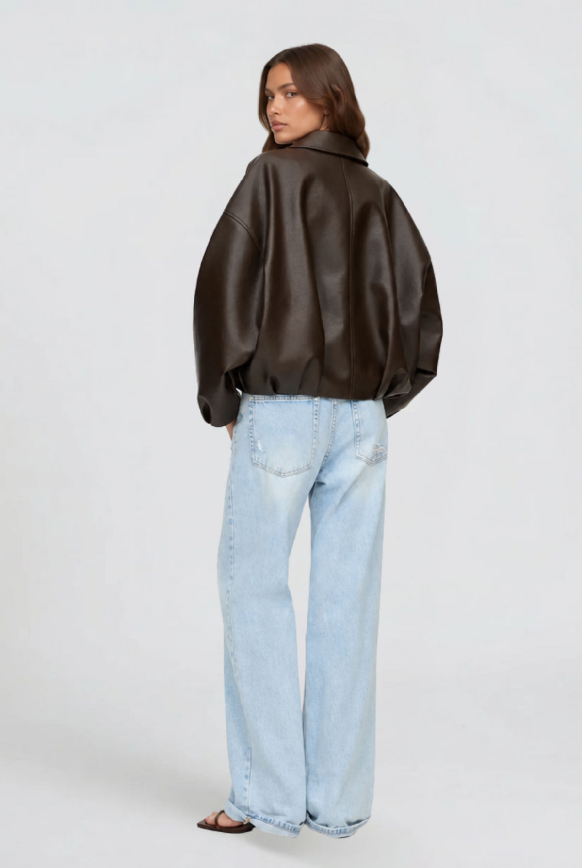 Cazadora de Cuero Mujer Oversize con Cinturón y Mangas Amplias - Vista 4