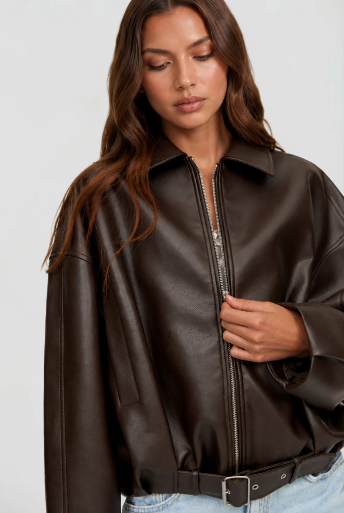 Cazadora de Cuero Mujer Oversize con Cinturón y Mangas Amplias - Vista 3