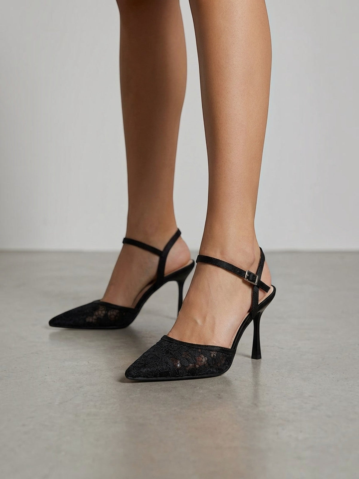 Zapatos destalonados Jessara de encaje y punta fina