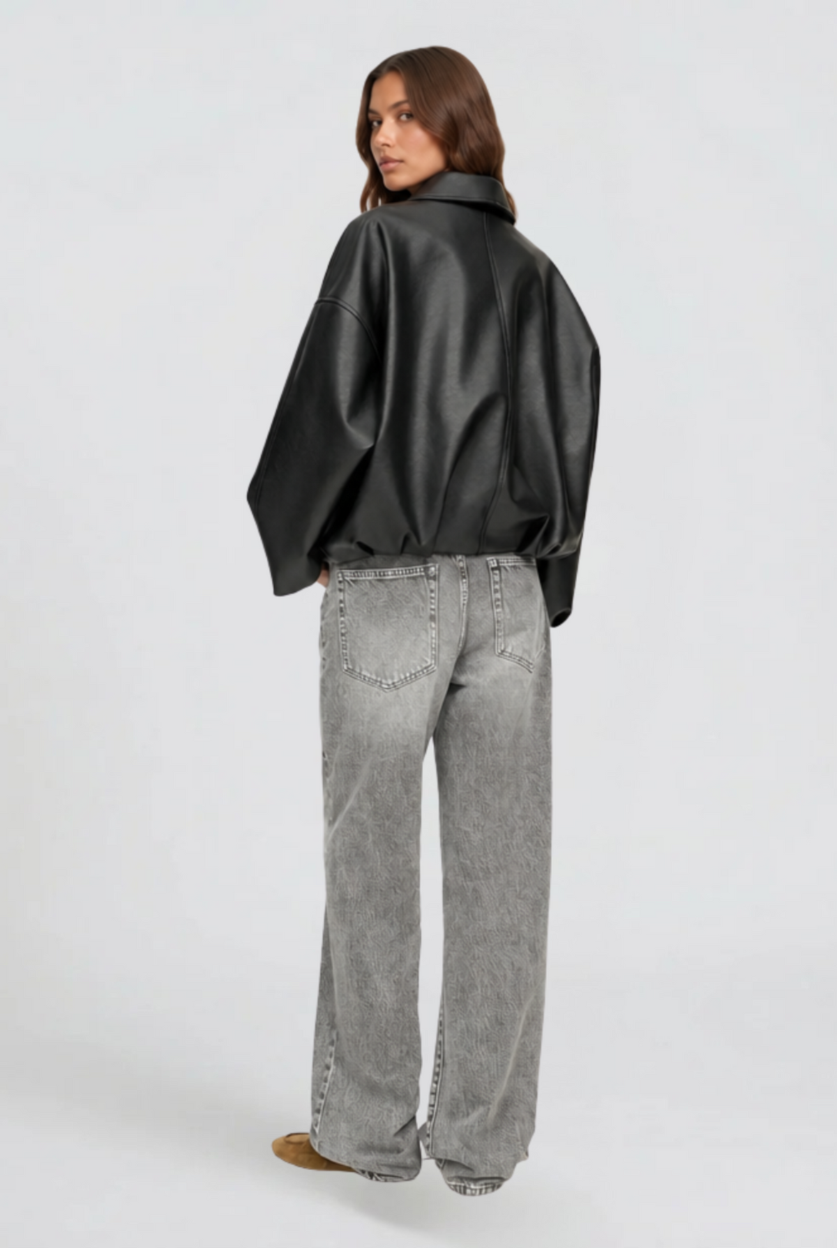 Cazadora de Cuero Mujer Oversize con Cinturón y Mangas Amplias - Vista 8