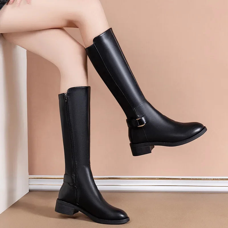 Botas Altas Mujer Negras con Hebilla Metálica Tacón Plano