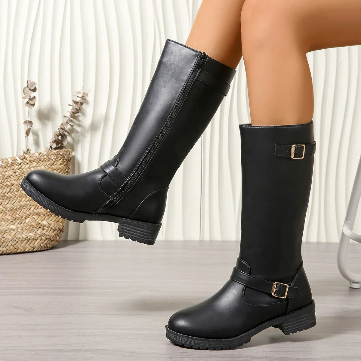 Botas Moteras Mujer Negras de Cuero con Doble Hebilla y Caña Alta