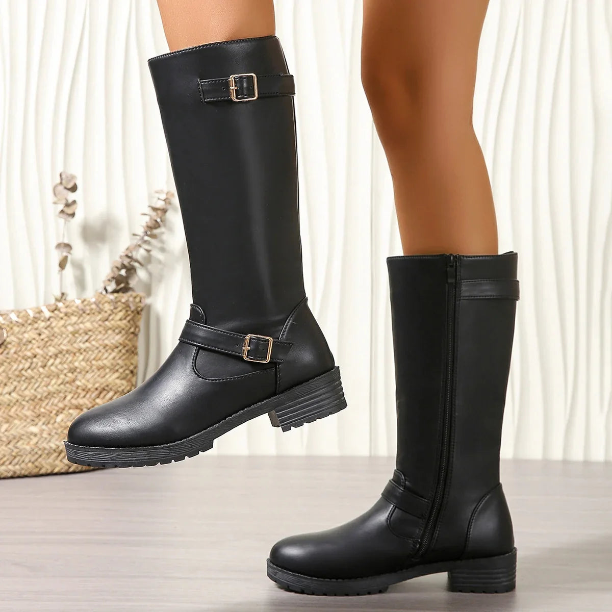 Botas Moteras Mujer Negras de Cuero con Doble Hebilla y Caña Alta
