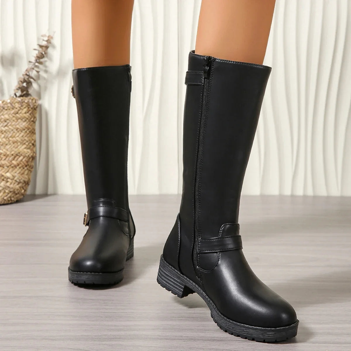 Botas Moteras Mujer Negras de Cuero con Doble Hebilla y Caña Alta