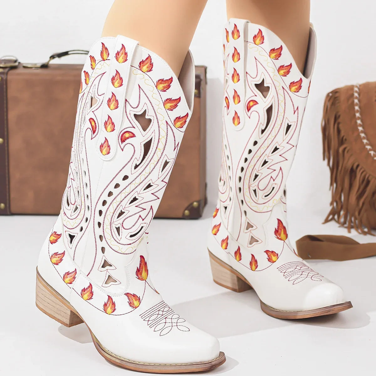 Botas Cowboy Mujer Camperas con Llamas Bordadas en la Caña