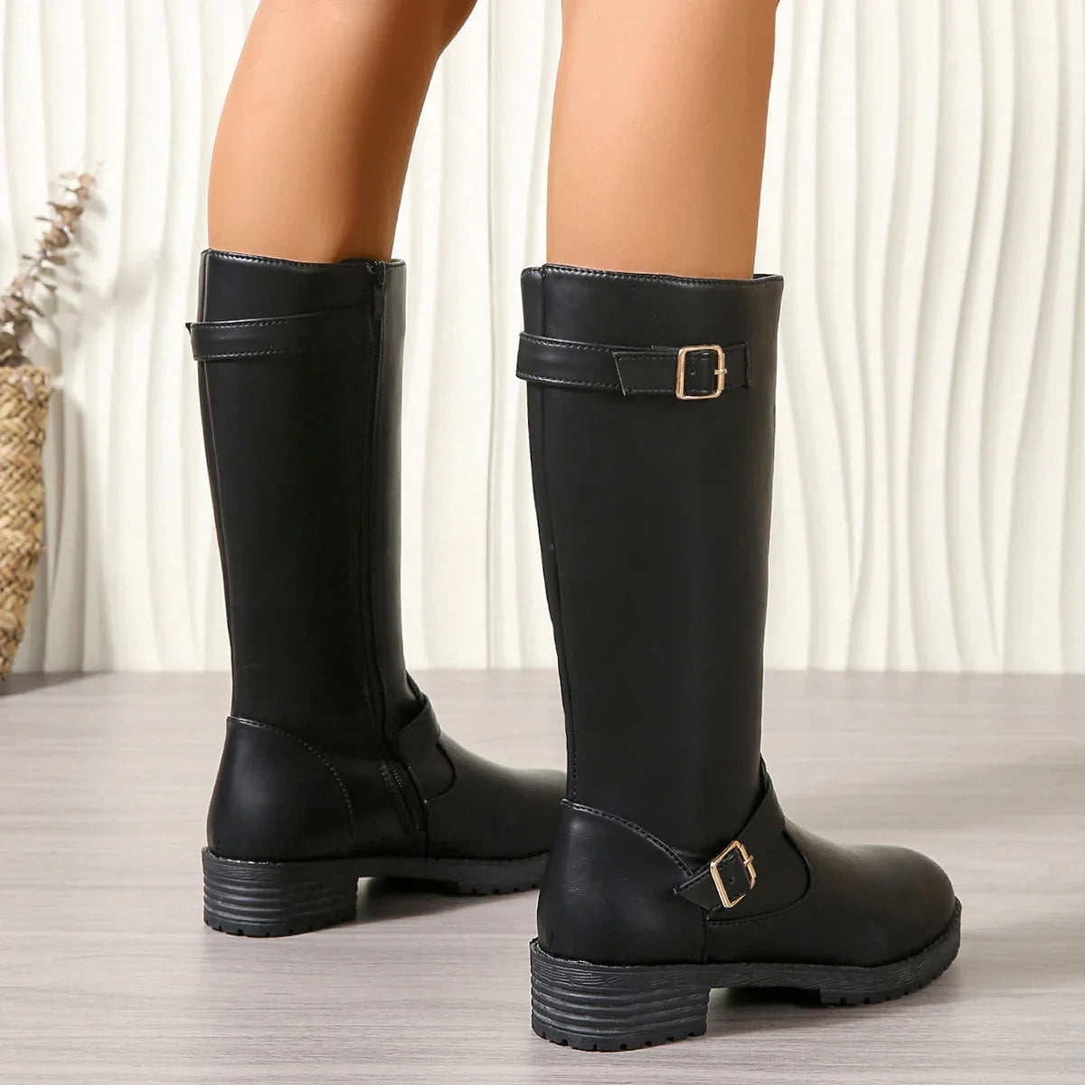 Botas Moteras Mujer Negras de Cuero con Doble Hebilla y Caña Alta