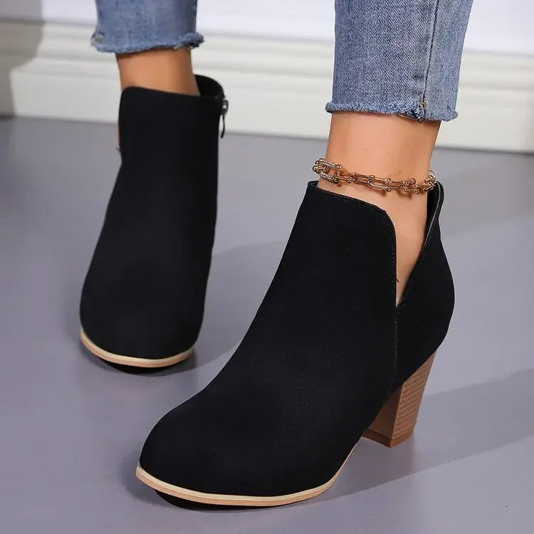 Botines Mujer de Ante con Abertura en V y Tacón Cuadrado