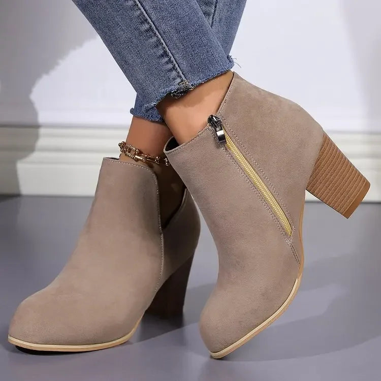 Botines Mujer de Ante con Abertura en V y Tacón Cuadrado