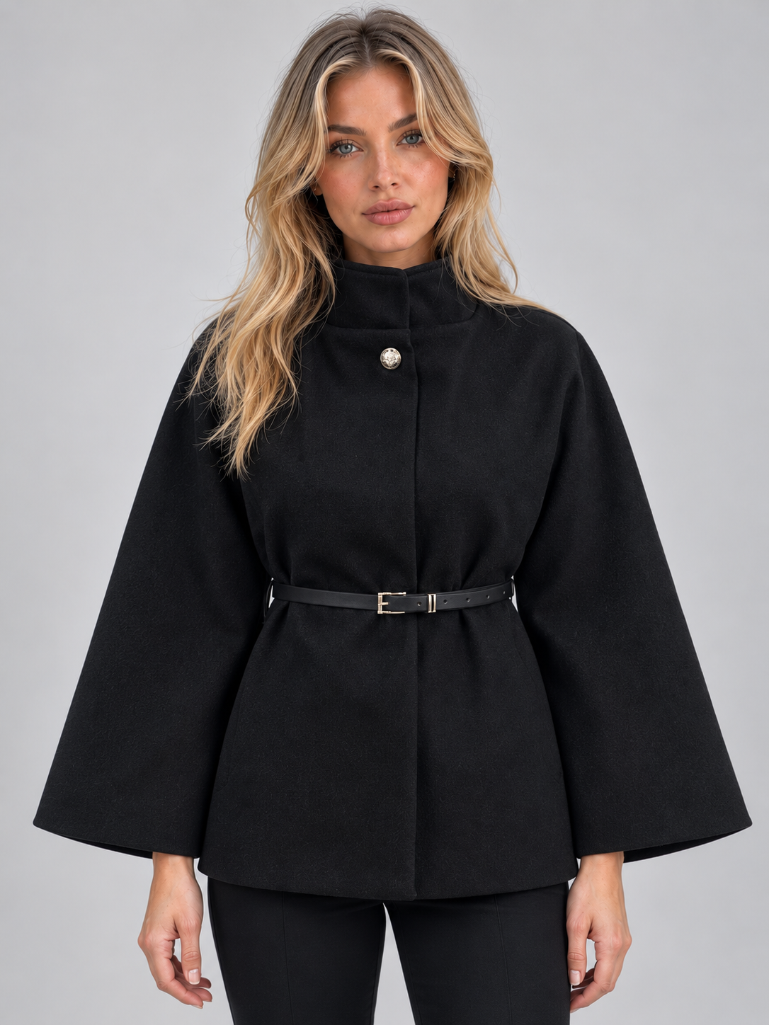 Capa Mujer con Cinturón, Cuello Alto y Mangas Acampanadas - Negro