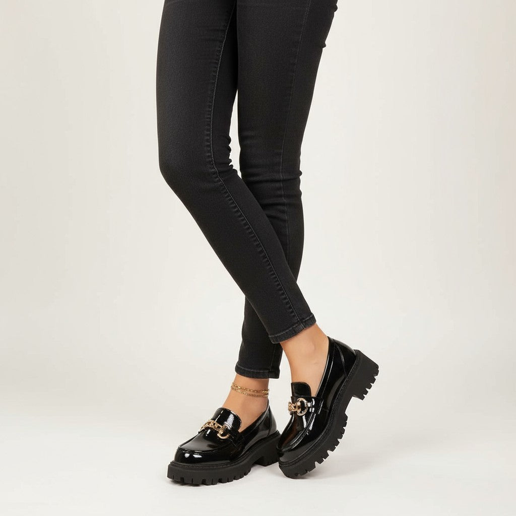 Mocasines con Cadena Mujer de Charol con Cadena Dorada y Suela Gruesa
