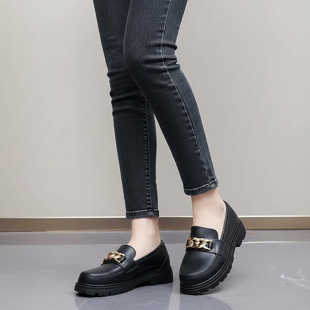 Mocasines con Cadena Mujer Dorada, Suela Gruesa y Diseño Sobrio