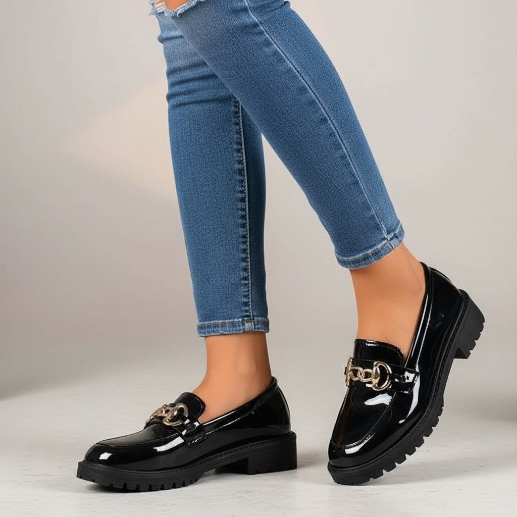 Mocasines con Cadena Mujer de Charol Brillante y Tacón Bajo