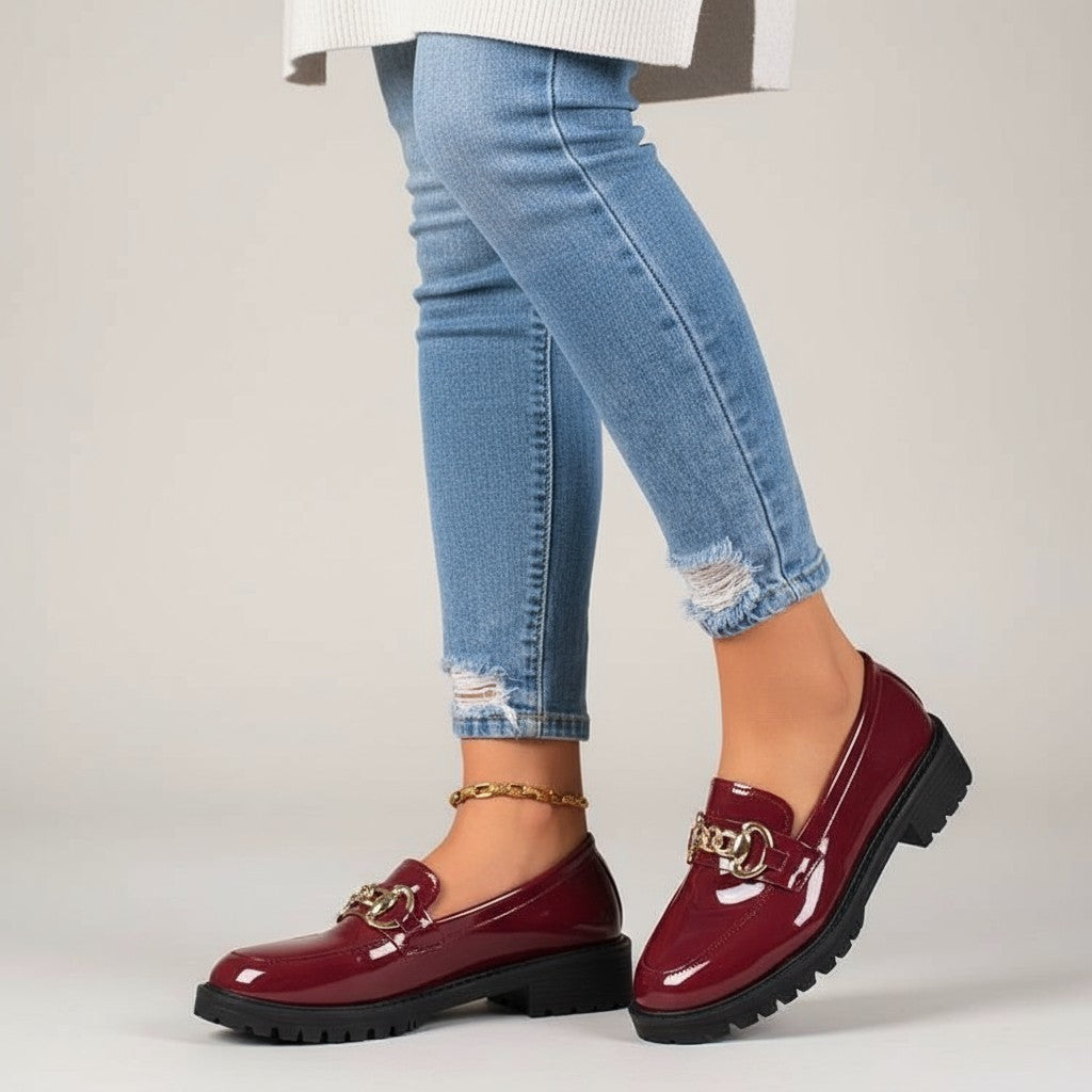 Mocasines con Cadena Mujer de Charol Brillante y Tacón Bajo