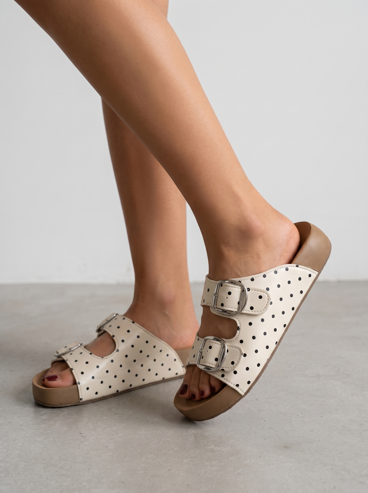 Sandalias Yasmin de Lunares con Doble Hebilla