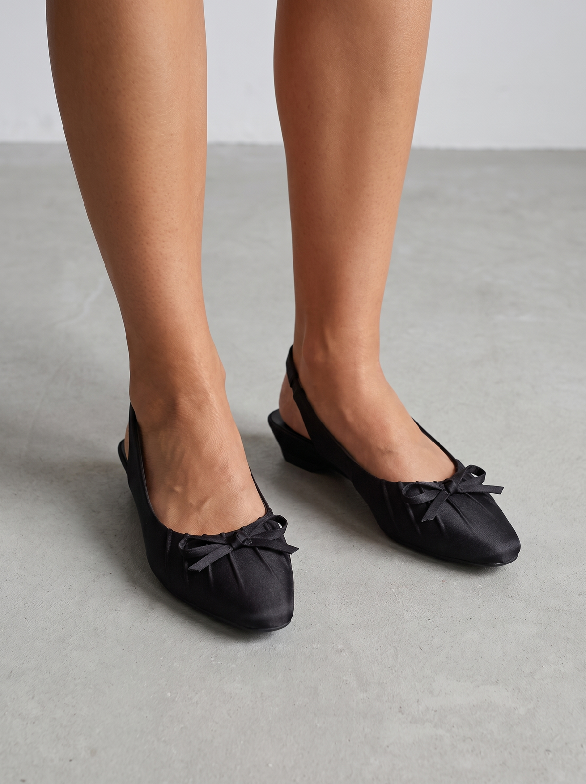 Zapatos Cammie destalonados con lazo y tacón kitten