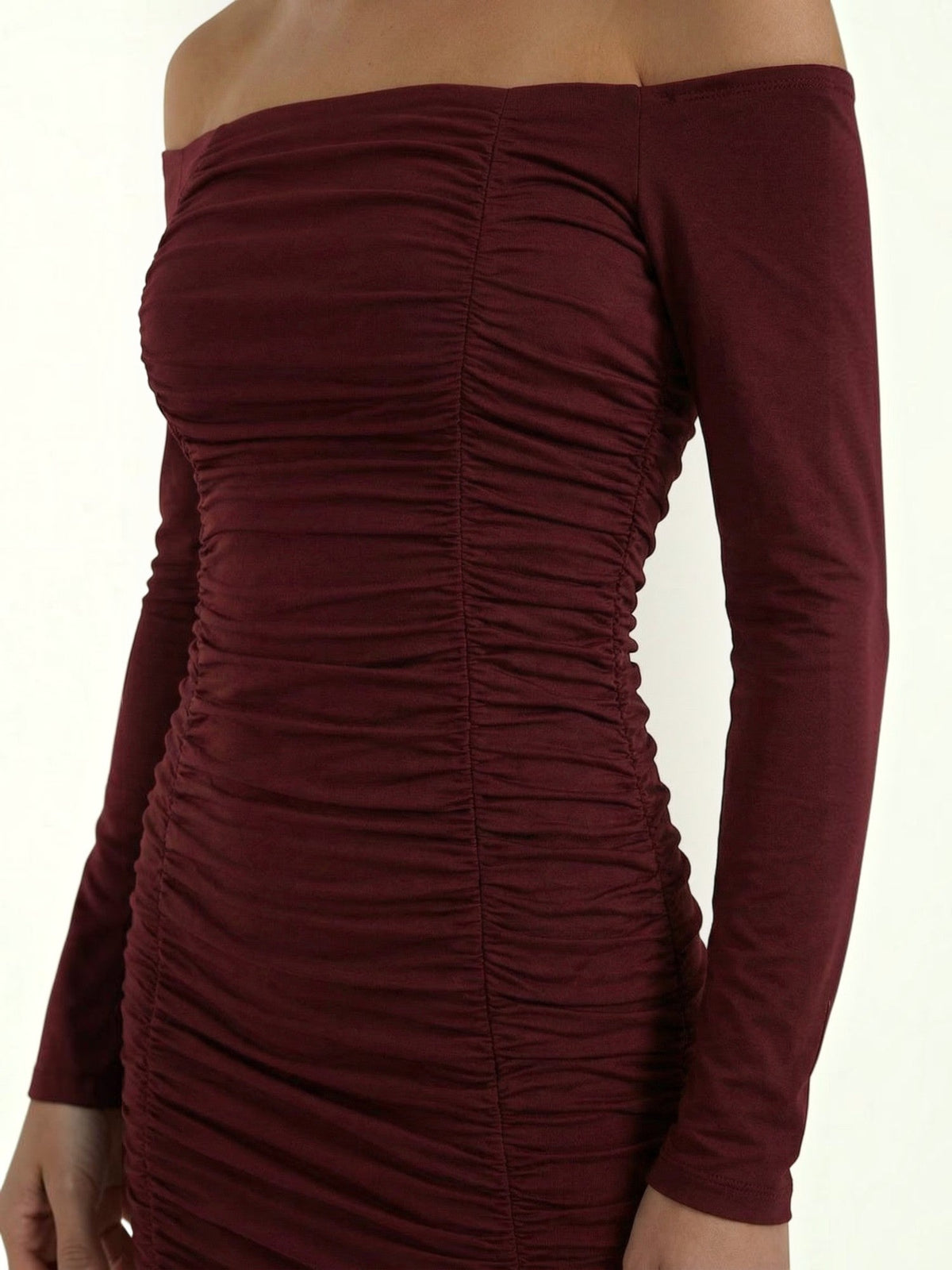 Vestido Corto Ceñido Hombros Descubiertos
