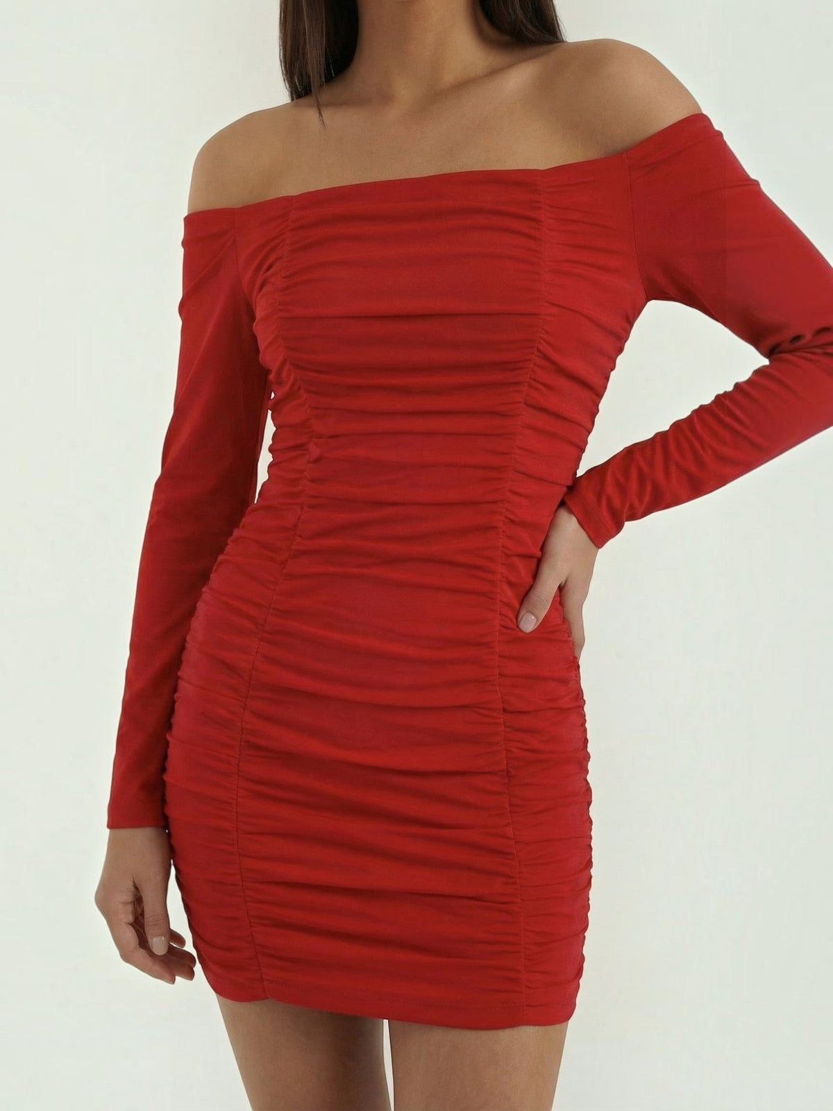 Vestido Corto Ceñido Hombros Descubiertos