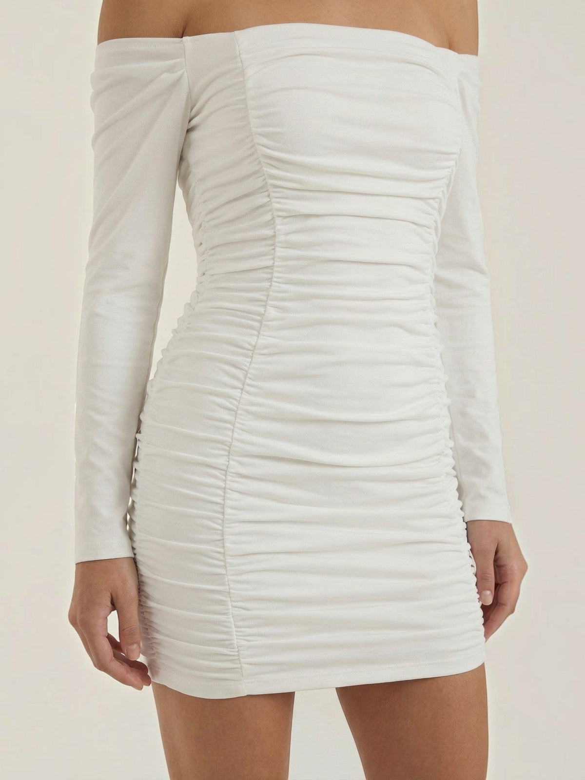 Vestido Corto Ceñido Hombros Descubiertos